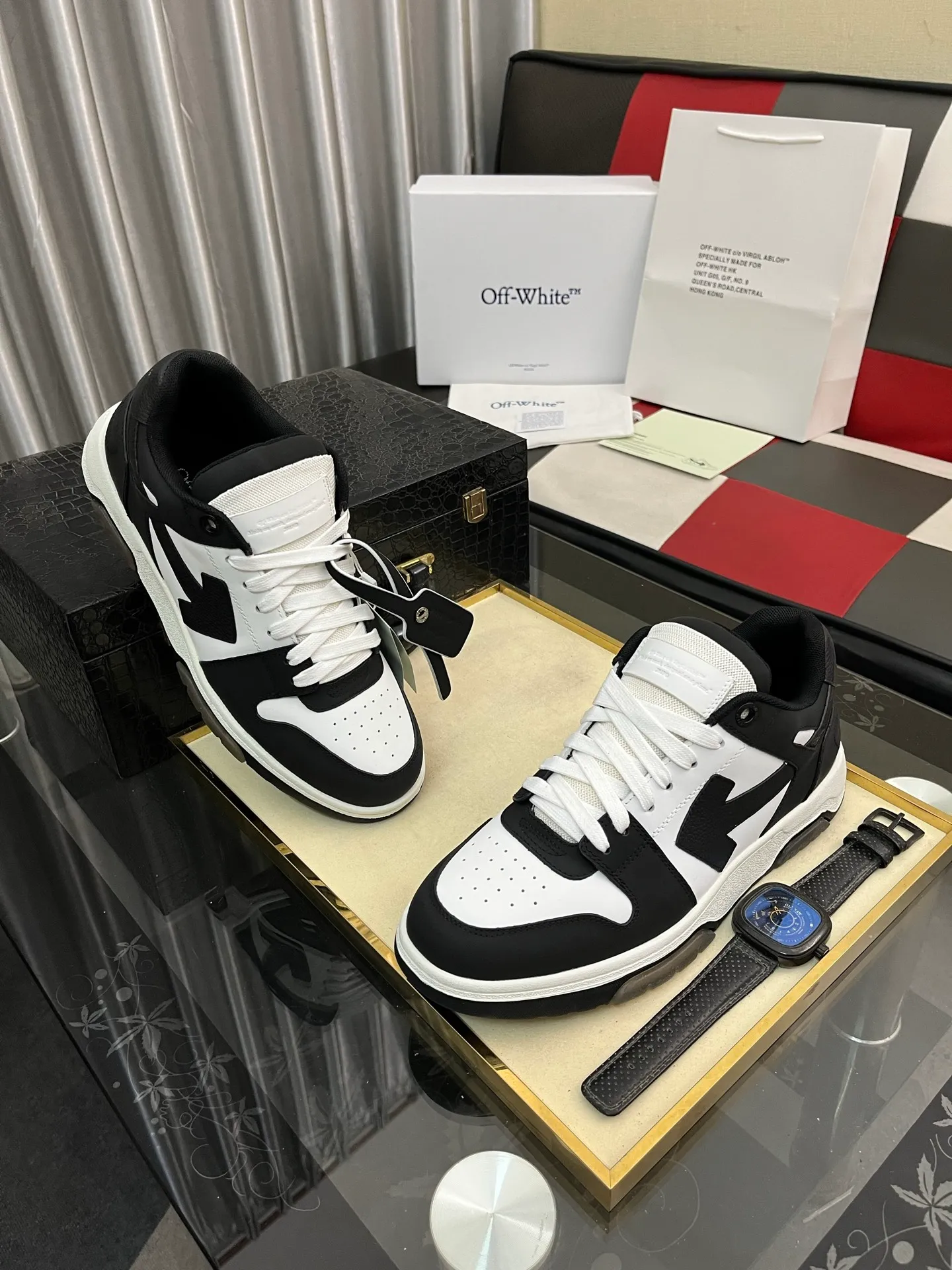 Men's shoes 💰600⌚️⌚️ OFF-White C/O VirGil Abloh fashionable and versatile casual shoes. Exclusive first release of the new model. Made of environmentally friendly cowhide leather and mesh fabric upper material. The insole is embedded with foam cushioning EVA material. The correct midsole is equipped with EVA lightweight cushioning. External tooth nail rubber outsole. The correct accessories can be customized simultaneously. Women's model: 35-40 Men's model: 39-45